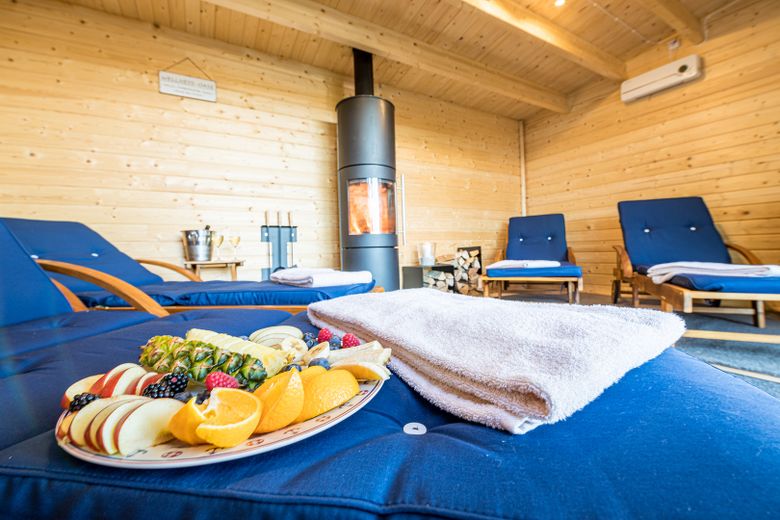 Traumhafter Resthof in absoluter Alleinlage direkt hinterm Eiderdeich mit eigenem Leuchtturm! – Spa Chillout Kaminzimmer