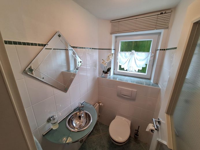 Privatsphäre im Grünen  –  ohne Maklergebühren – Gäste-WC EG