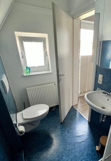 Mehrgenerationenhaus mit zwei Wohneinheiten, Garten und Pool – Badezimmer Studio