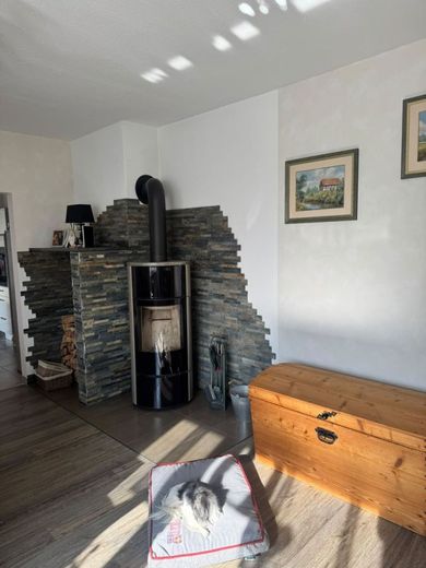 Zwei-Familien-Wohnhaus mit ausgebautem Dachgeschoss – Wohnzimmer mit Kamin