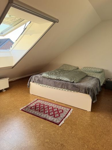 Schönes Haus mit Garten in Ratingen und Garage – Bett im Dachgeschoss