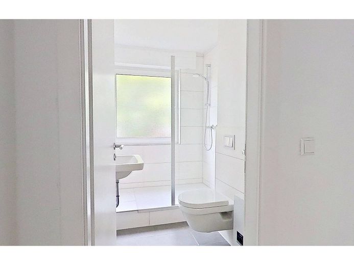 ERSTBEZUG NACH SANIERUNG: Lichtdurchflutete 3-Zimmer-Wohnung mit Terrasse – Ansicht I: Badezimmer