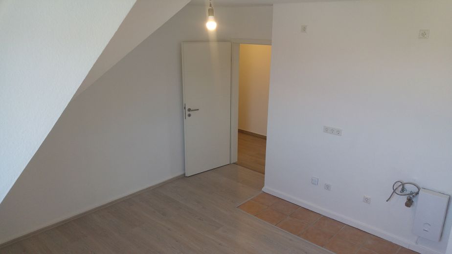 Topsanierte DG Wohnung, WG geeignet, Einbauküche, zentral – Foto 5