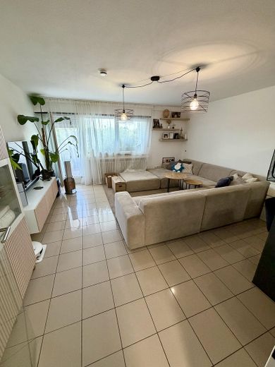 Gut geschnittene 2-Zimmer-Wohnung mit Balkon & Einbauküche in zentraler Lage von Pulheim – Wohnzimmer