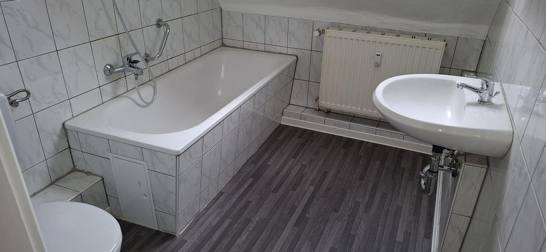 4-Raum-DG-Wohnung mit Garage in Kretzschau – Bad mit Wanne