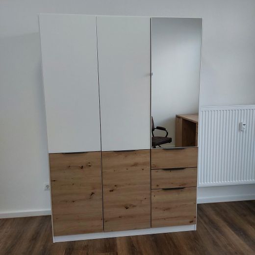 2 WG-Zimmer in 5er WG, 20 und 21 Qm groß, Küche, Essecke, 2 Duschbäder/WC, 2 WC Darmstadt-Stadtmitte – Schrank (Beispiel)