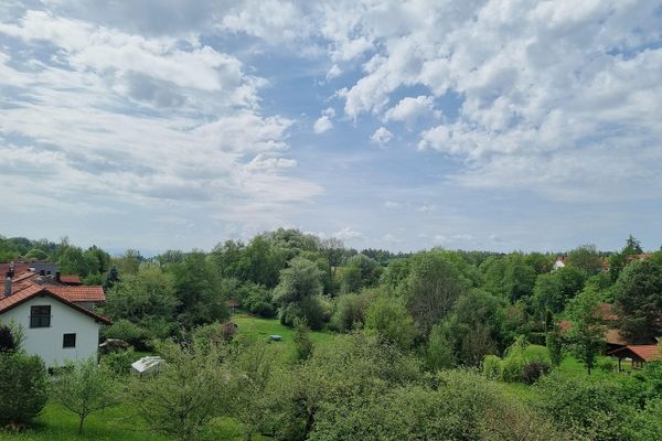 Перше заселення — простора, надзвичайно красива 3-кімнатна мансардна квартира з балконом і лоджією в Графінгу з омріяним краєвидом