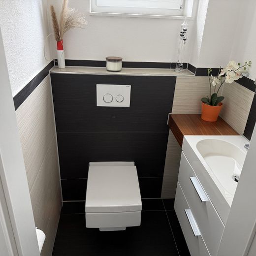 Modernes Einfamilienhaus mit Wintergarten, Doppelgarage und liebevoll angelegtem Garten in Schwendi – Gäste-WC im Erdgeschoss