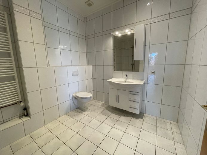 Gemütliche, ebenerdige Doppelhaushälfte im Landhausstil! – 2. Bad mit Dusche