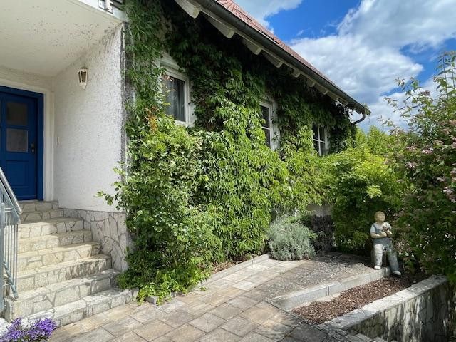 Charmantes EFH im Ensemble mit Altbau, Scheune, Wiese – Südterrasse mit Hauseingang