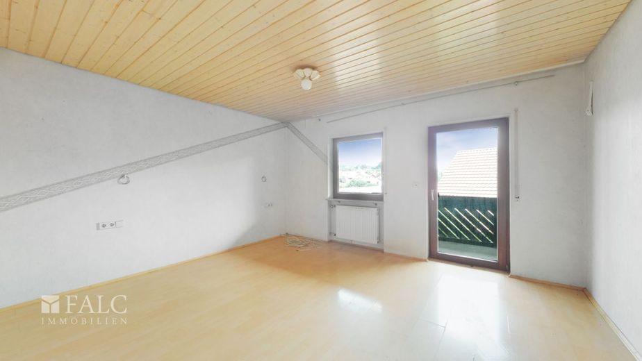 Sanierungsbedürftiges Mehrfamilienhaus in Laudenberg – Schlafzimmer EG