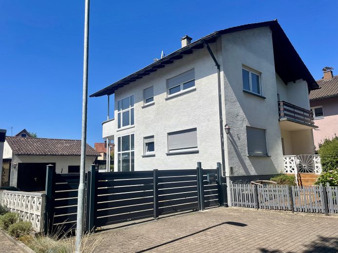 Einfamilienhaus mit 5 Zimmern ab sofort zu vermieten – Ansicht seitlich, vorne
