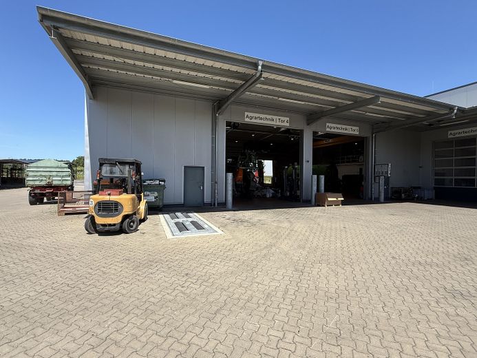 Modernes Technikcenter mit Ausstellungshalle und großem Grundstück direkt an der B444 – Außenansicht