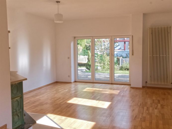 Provisionsfreie 3,5-Zimmer-Terrassenwohnung mit Einbauküche & Ausblick ins Grüne | Muggendorf – Wohnzimmer 1