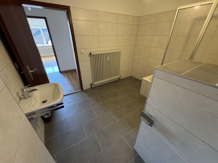 Helle, geräumige und frisch sanierte 2,5 Zimmer-Dachgeschosswohnung – Foto 4