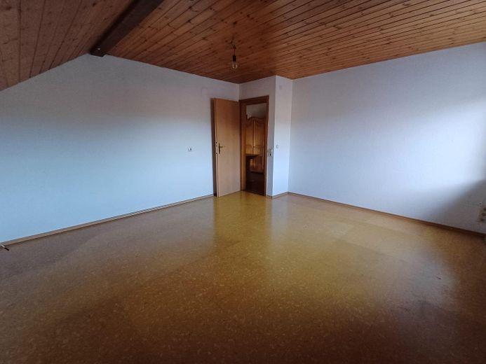 Gezellig 4-kamerappartement op de bovenste verdieping te huur in Biberach – Schlafzimmer groß