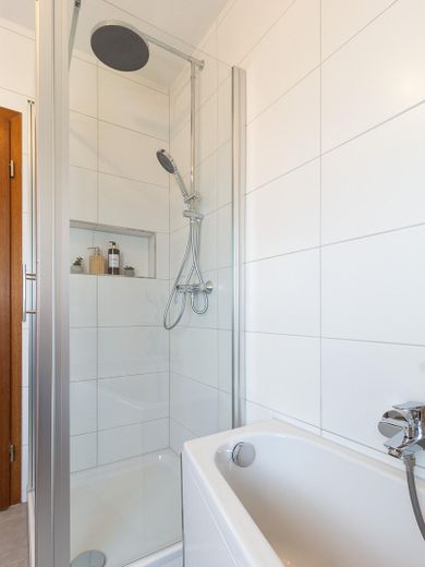 Duschkabine mit Regendusche