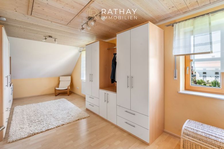 Ein starkes Gesamtpaket: Einfamilienhaus mit Weitblick, Garten und effizienter Wärmeversorgung – Ankleidezimmer Obergeschoss