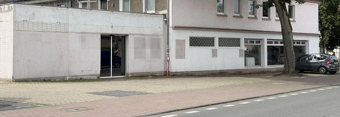 Aussenansicht mit Parkplätzen