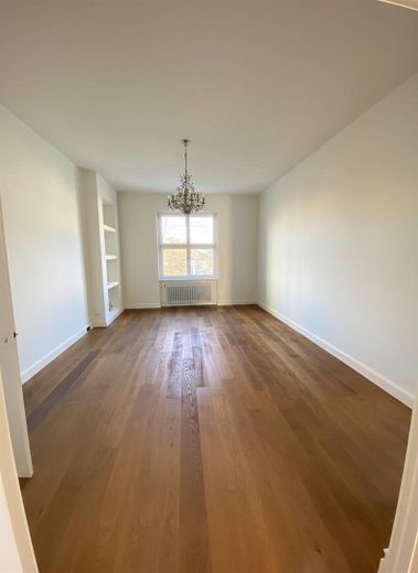 3-Zimmer-Wohnung, Altbau mit Balkon und Einbauküche in Frankfurt am Main – Wohn-/ Schlafzimmer 1