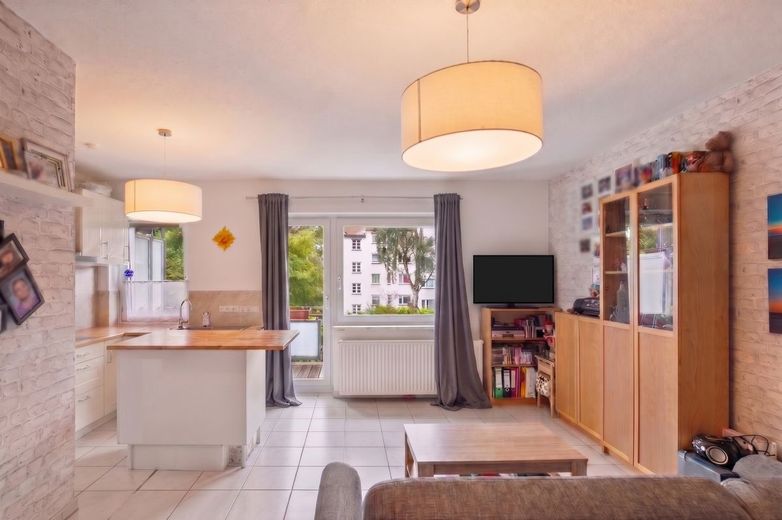 Kapitalanleger aufgepasst! Modernisierte &amp; Vermietete 2-Zimmer-Wohnung mit Balkon in Hamburg-Horn – Wohnzimmer
