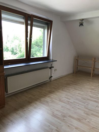 Freistehendes Einfamilienhaus mit Photovoltaikanlage auf sonnigem Grundstück in Berlin-Wittenau – Arbeitszimmer im DG