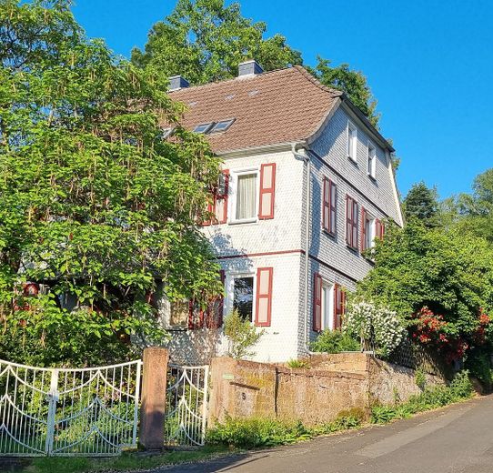 Herrschaftliches ehemaliges Pfarrhaus, Anno 1801 – Denkmal, Fördermöglichkeiten & Steuervorteile – Ansicht Anliegerstraße