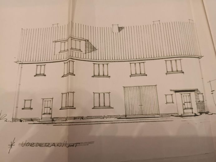 Edificio residencial con 4 unidades de vivienda, amplia parcela ajardinada y de patio, así como edificio comercial independiente – Vorderansicht