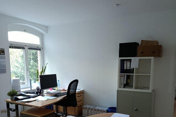 Luminoso espacio de oficina en Berlín-Adlershof | aprox. 60 m² | 2 despachos | edificio auxiliar | sin amueblar