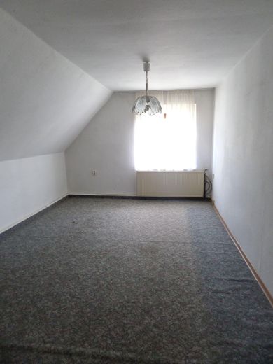 131 m² für Ihre Familie: 4 Schlafzimmer, 2 Bäder, 2 Garagen und keine Käuferprovision – Jugendzimmer OG
