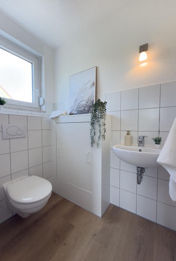 ***Provisionsfrei: Moderne Doppelhaushälfte  - sofort einziehen und wohlfühlen!*** – Gäste-WC im EG