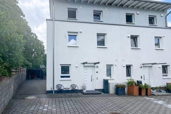 Moderna casa bifamiliare in posizione ai margini del campo – dotazioni di alta qualità