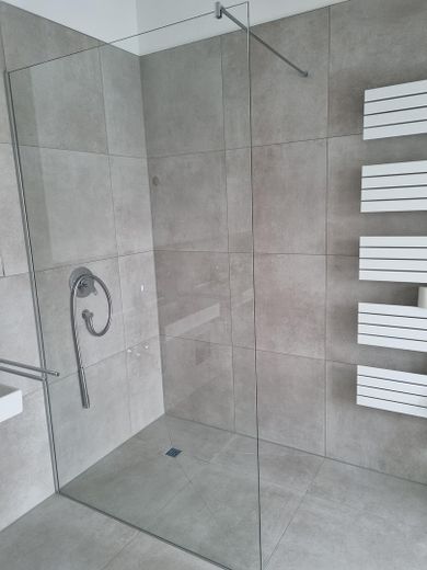 Neubau v. Privat - traumhafte 2-Zi-Whg. mit Garten und Aufzug - Bergblick – ebene Dusche m. Handtuchheizk.
