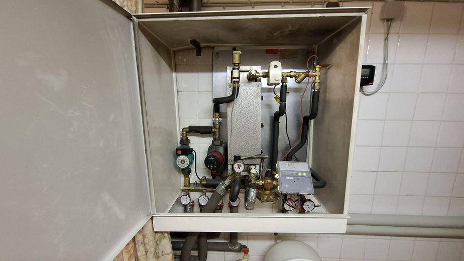 Maison bifamiliale avec jardin mature + 2 garages dans un bon emplacement, sans commission pour l’acheteur – Haustechnik