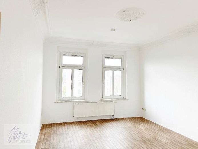 ***EXKLUSIVE 2-RAUM-ALTBAUWOHNUNG MIT STUCKDECKEN &amp; " BALKONEN *** Wohnen im Herzen von Alt-Riesa – Wohnzimmer mit Stuckdecke