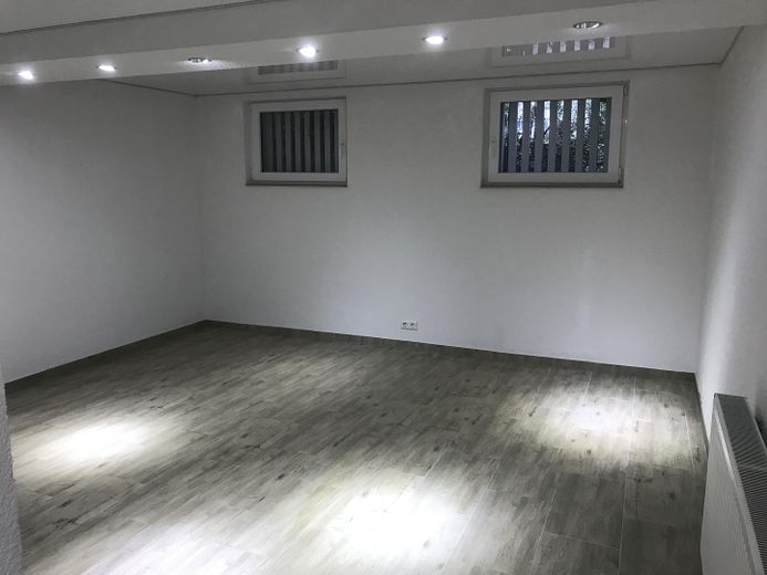 Posizione unica: edificio commerciale e casa unifamiliare direttamente al confine svizzero, presso la stazione ferroviaria – Erholungsraum/Gästezimmer