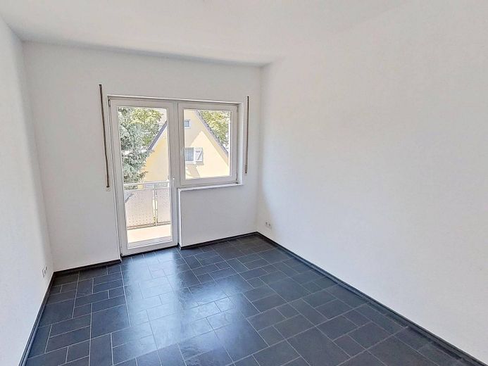 ŞÖMİNE, ankastre mutfak ve BALKONLU modernize edilmiş 2 odalı eski bina dairesi – Ansicht I: Schlafzimmer