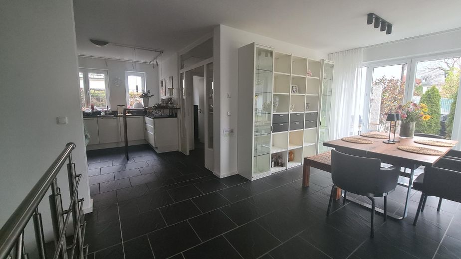 VON PRIVAT UND PROVISIONFREI: Reiheneckhaus in Großhadern im Blumenviertel – Bild-03-Wohnzimmer