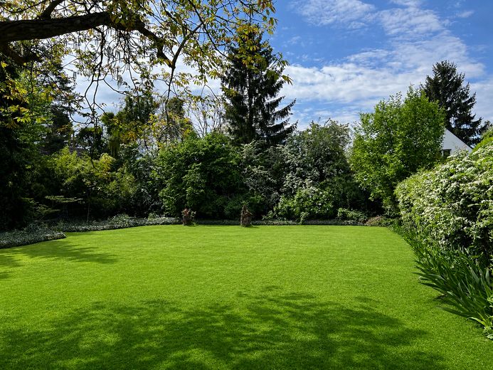 Freie DG-Whg. mit Traumgartenblick in privater Wohnanlage – Privatpark/Garten 