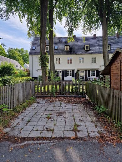 Fundstück: Schönes, sehr individuelles Reihenmittelhaus für Pärchen – Stellplatz