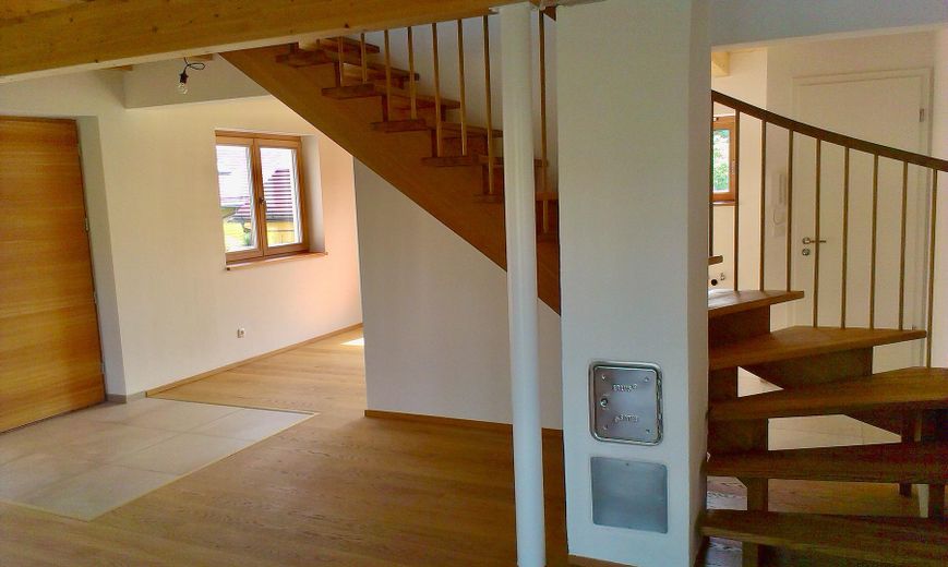 Lichtovergoten maisonette met eigen tuin & twee terrassen op rustige locatie, nabij het bos – offener Innenbereich unmöblier