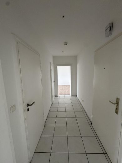 Renovierte 2,5 Zimmer Wohnung in zentraler Lage mit 2 Balkonen – Flur