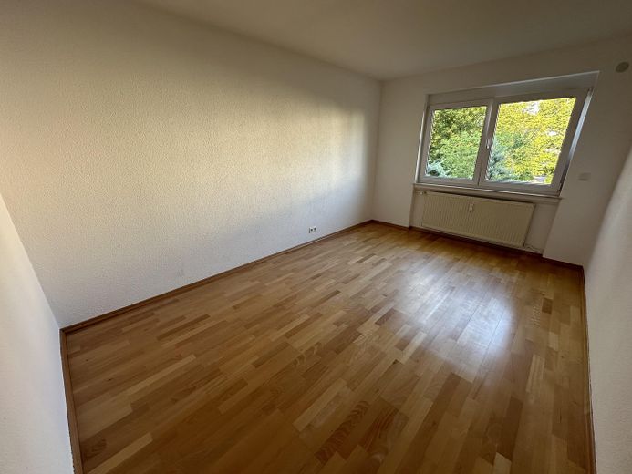 Modernisierte 3-Zimmer-Wohnung mit Einbauküche, Balkon & Blick ins Grüne – Kinderzimmer / Büro