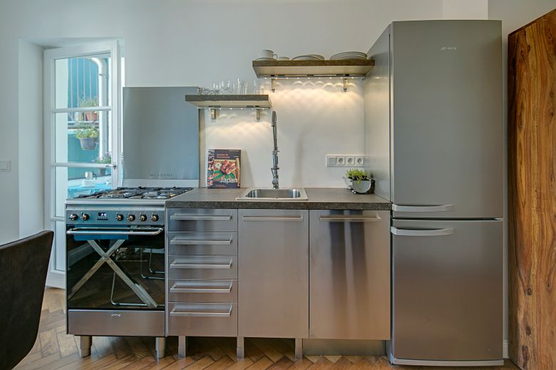 Wunderschöner 4-Zi-Altbau beim Gasteig, Lift, Balkon, TG mietbar, bezugsfrei – Einbauküche