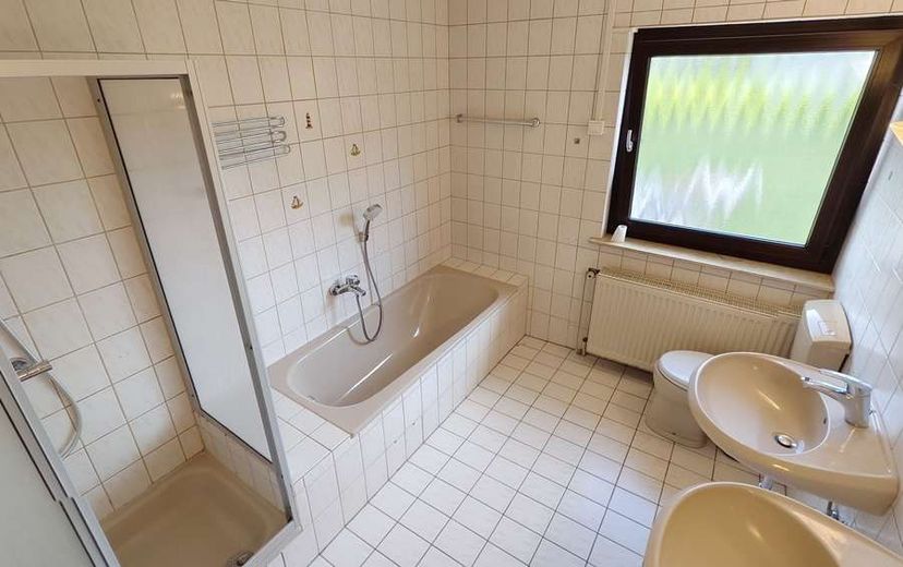 Bröckel - großes Familienhaus mit hohem Freizeitwert, Vollkeller und Garage – Badezimmer
