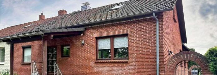 Doppelhaushälfte mit großem Grundstück und viel Potenzial in Hambühren