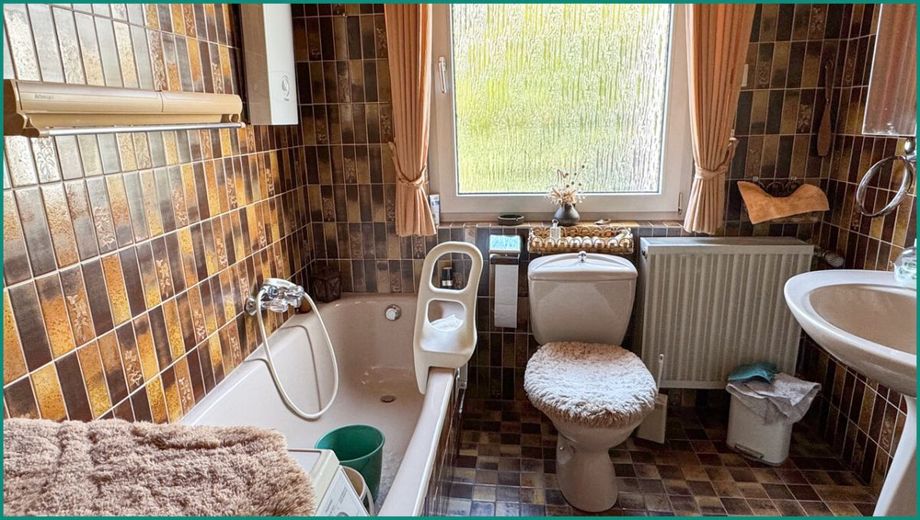 GENERATIONENHAUS MIT VIEL PLATZ IN SCHÖNER WOHNLAGE NÄHE STADTZENTRUM VON RADEVORMWALD, PROVISIONSFREI – Badezimmer im Erdgeschoss...