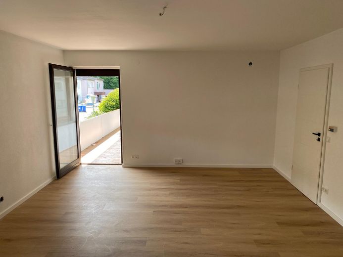 Frisch sanierte 3-Zimmer ETW mit separatem Eingang – Wohnzimmer