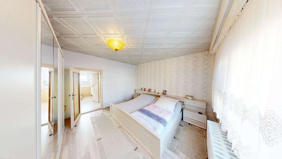 Behagliches Einfamilienhaus mit Balkon, Kamin &amp; Nebengebäude - perfekt für ruhiges, zentrales Wohnen – Schlafzimmer 1