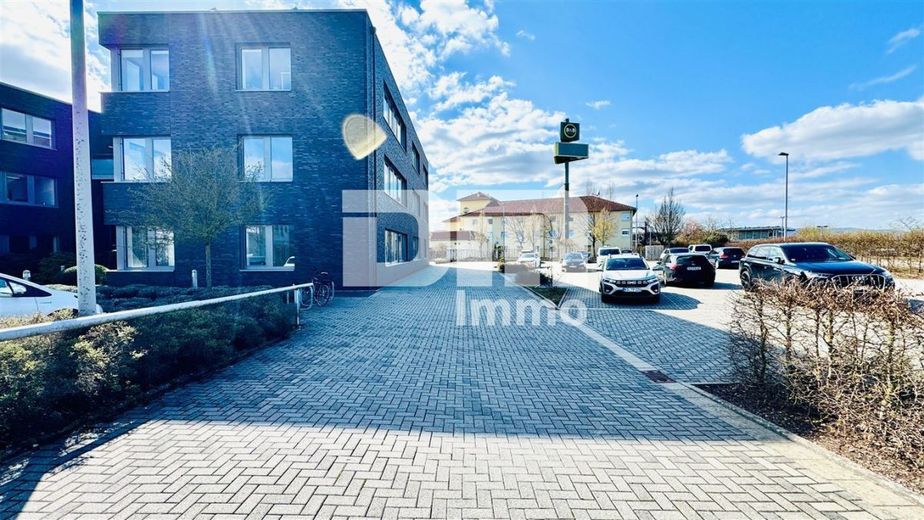 Hochwertige EG Büroetage mit hochwertiger Ausstattung und bis zu 20 PKW Stellplätzen – Zufahrt Parkplatz